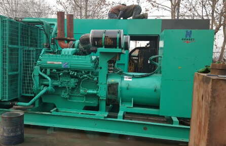 依安发电机组如何判断水冷式机油散热器内部是否需要清洗？